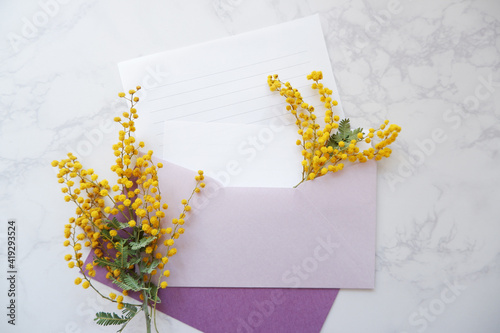 Spring greeting concept. Mimosa flowers decoration with purple letter set. Spring background. 春のグリーティング、ミモザとカードセット、春のお便り