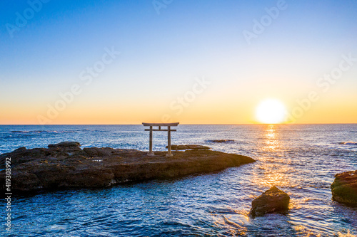 大洗磯前神社　神磯の鳥居と日の出（茨城県大洗町） © Kumi