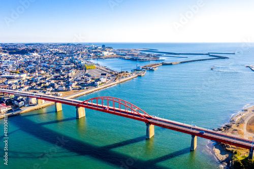 早朝の那珂湊港（左側）、海門橋（茨城県大洗町、ひたちなか市） © Kumi