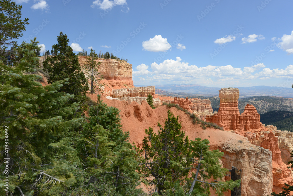 Landscape view of the red sandstone hoodoos at Bryce Canyon National Park