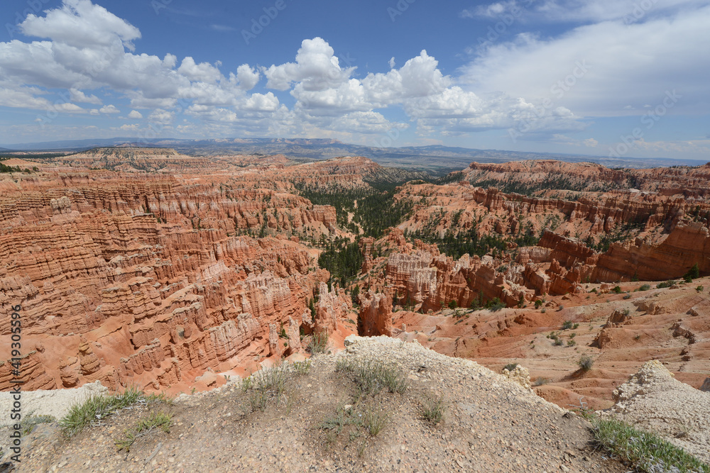 Landscape view of the red sandstone hoodoos at Bryce Canyon National Park