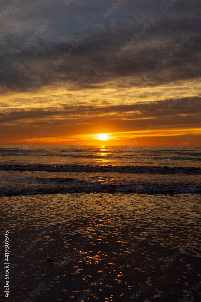 Obraz premium A beautiful sunrise from the shore of the beach