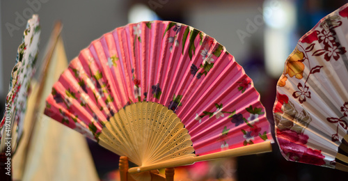 the traditional japanese geisha fan