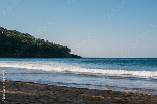 Fototapeta Naklejka Na Ścianę i Meble -  caribbean beach with blue water