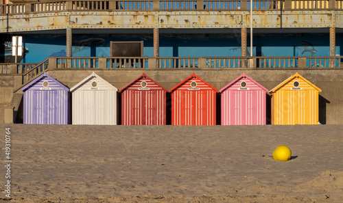 Obraz na plátně Vibrant beach huts on an empty beach on Stella Plage, France