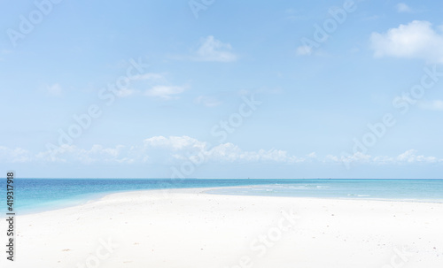 Fototapeta Naklejka Na Ścianę i Meble -  Beautiful tropical white sand beach and sea