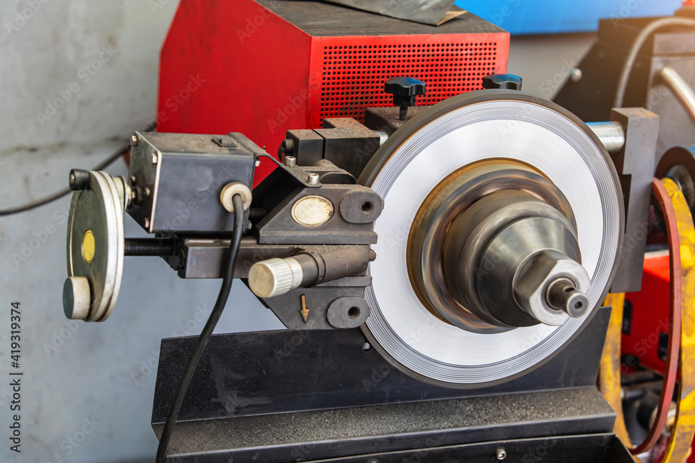 Machinery for grinding disc brake to repair.