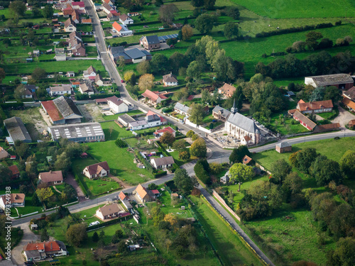 vue aérienne du village d'Hautvillers-Ouville dans la Somme en France