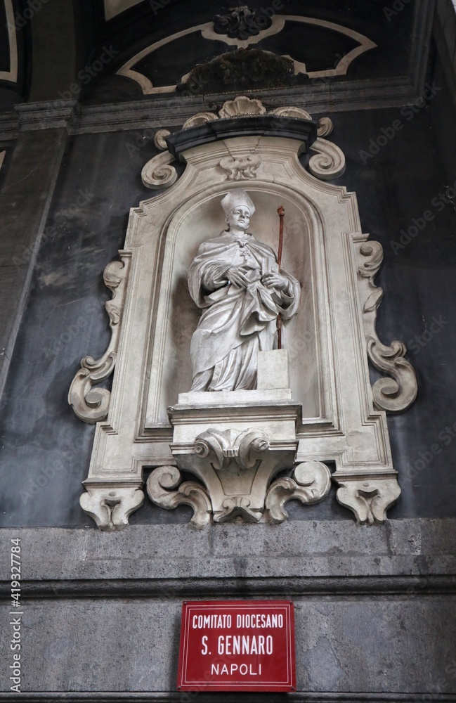 Napoli – Statua destra nel portico di ingresso della Chiesa di San Giuseppe dei Ruffi