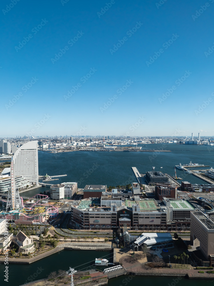 Fototapeta premium 横浜の観光地。海と広い空と街の風景。
