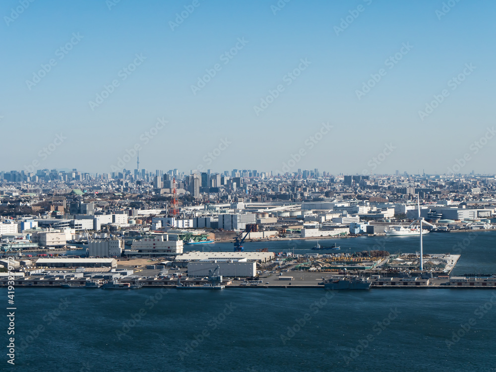 横浜から見る東京の街並みと工場地帯。