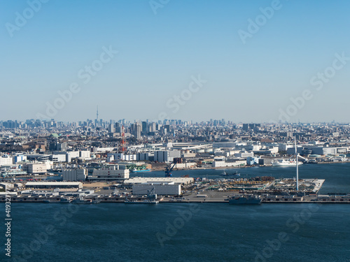 横浜から見る東京の街並みと工場地帯。