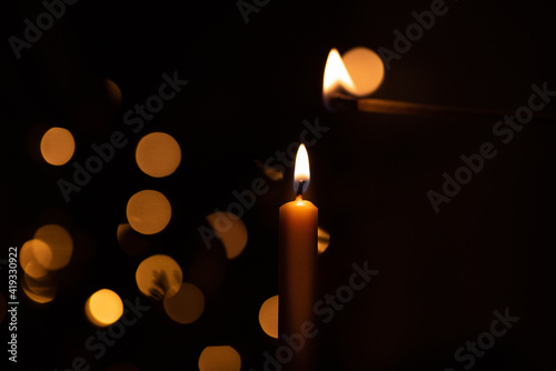 Kerzenlicht zu Weihnachten Anzünden der Kerze