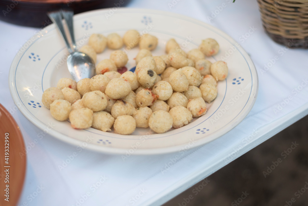 Pettole, piatto tipico pugliese, morbide palline di pasta lievitata e fritta. Pettole, piatto tipico pugliese, morbide palline di pasta lievitata e fritta.
