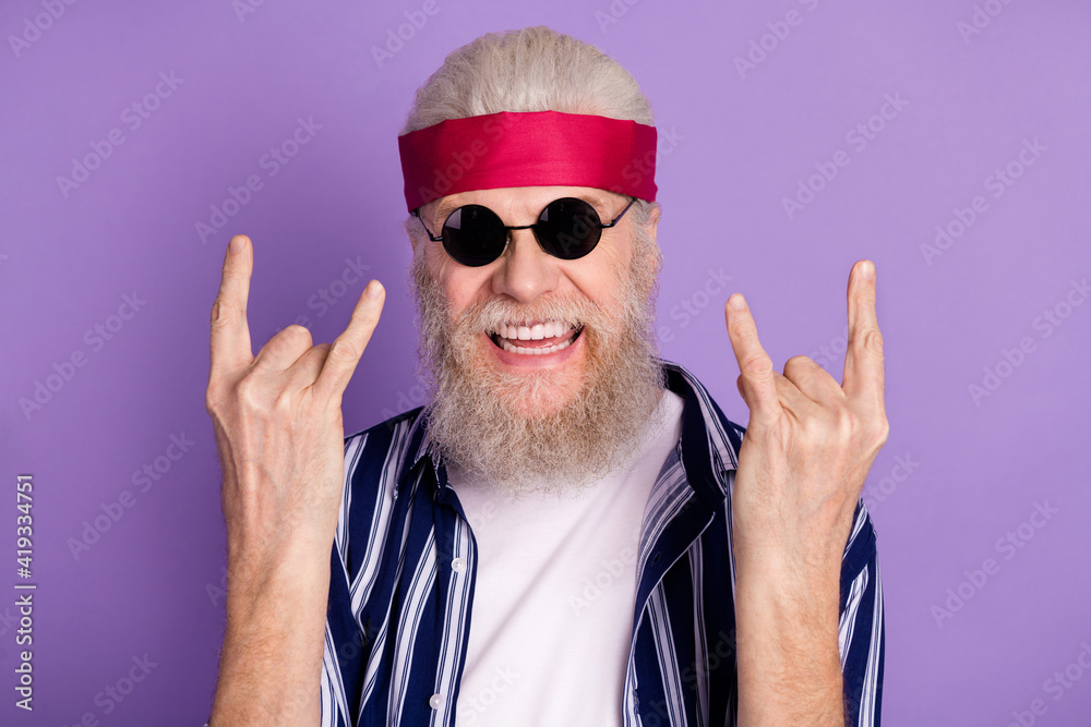 Naklejka premium Photo of aged man happy positive smile show fingers rock sign funky isolated over purple color background