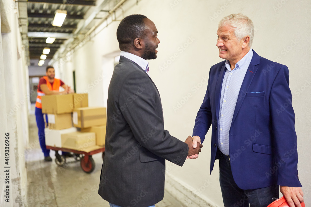 Zwei Geschäftsleute beim handshake in der Fabrik Stock Photo | Adobe Stock