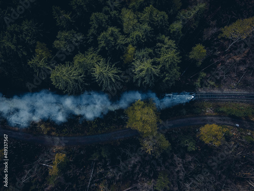 Top Down Drohne Lokomotive Wald