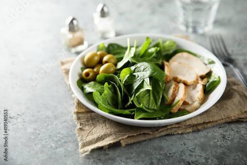 Healthy spinach salad with chicken and olives