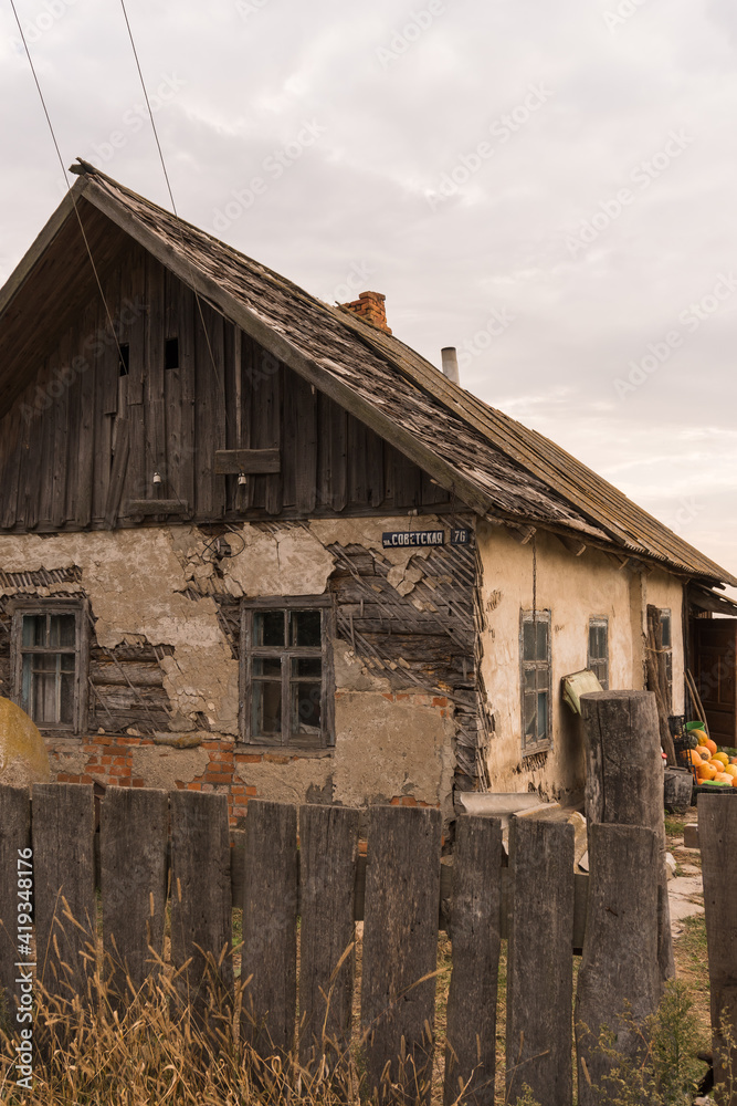Obraz premium old abandoned house