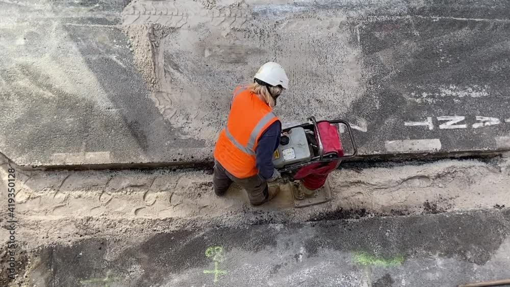 Ouvrier sur un chantier, rue de Bordeaux, Gironde