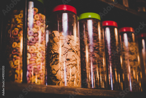 Fotografi Cuatro recipentes para almacenar diferentes tipos de cereales