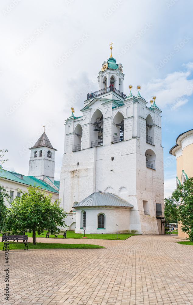 Obraz premium Yaroslavl, Russia. View of The belfry tower of the Spaso-Preobrazhensky Monastery on a summer day.