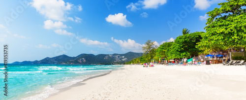 Fototapeta Naklejka Na Ścianę i Meble -  Panorama of beautiful white sandy beach in Koh Samui, Thailand.