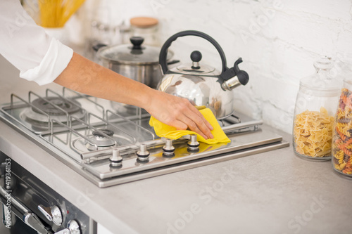 Obraz na płótnie Close up of a housewife doing cleaning the gas stove