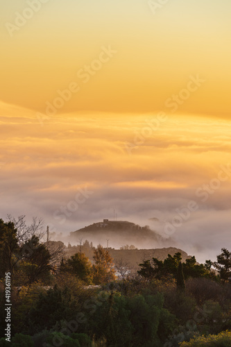 Fototapeta Fotografía vertical con montañas, bruma y amanecer