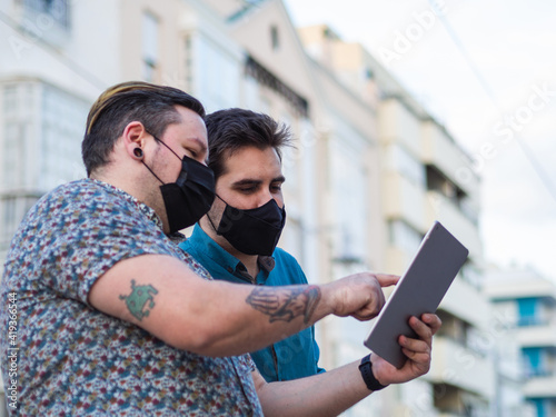 Hombre joven usando una tablet photo