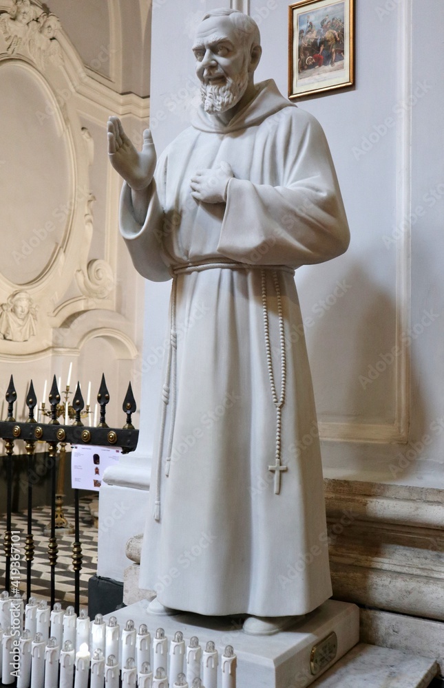 Napoli San Pio nella Chiesa di Santa Maria di Costantinopoli Stock