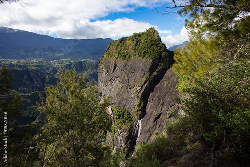 Crest Lines and cascades in Reunion Island