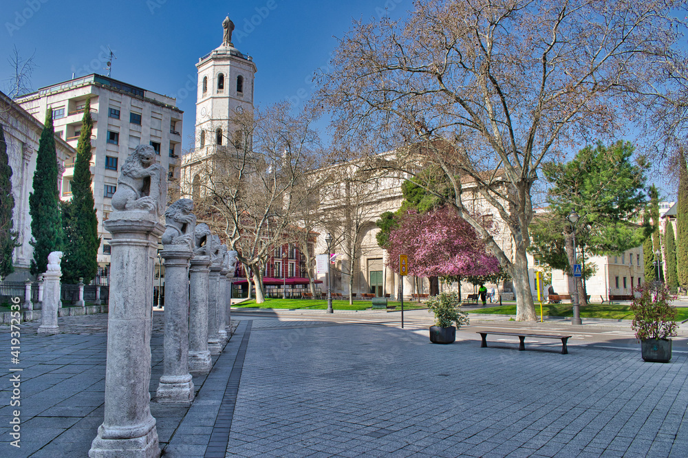 Plaza de la universidad en Valladolid, con la torre campanario de la catedral al fondo