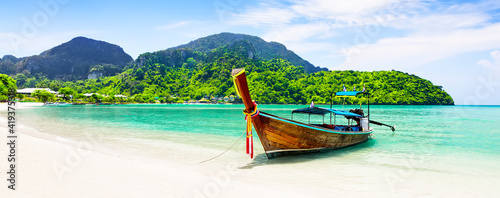 Fotografia Panorama of thai traditional wooden longtail boat and beautiful sand beach