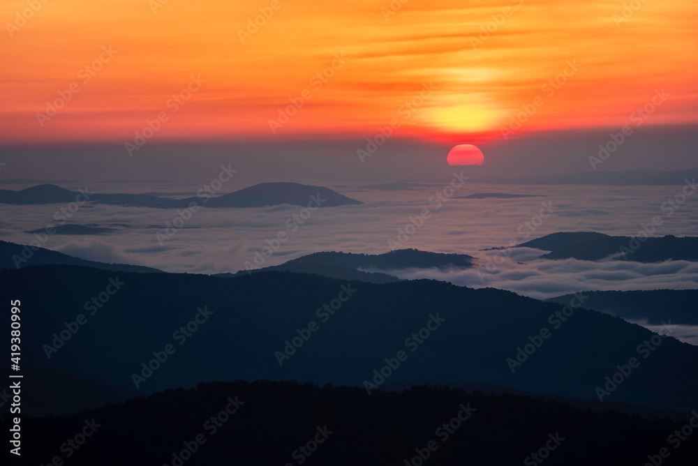 Fototapeta premium Sunrise from Shenandoah National Park as the valleys are filled with a sea of fog.