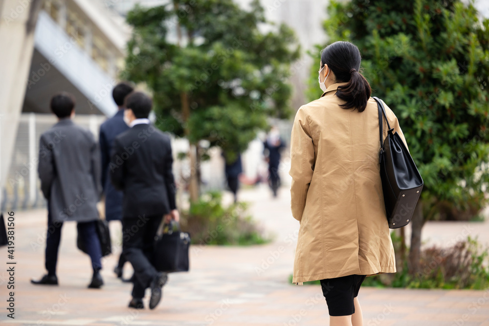 スーツ姿で歩く女性の後ろ姿 スーツ姿で歩く女性の後ろ姿