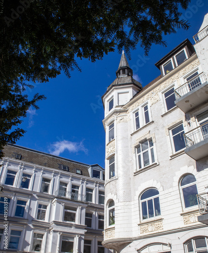 Turm am Eckhaus in Häuserzeile im Jugendstil in Flensburg.