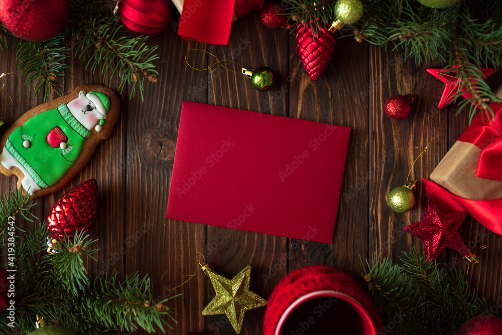 Obraz premium Hot Christmas tea with gingerbread cookie on wooden table. Top view. New Year and Christmas celebration concept. Top view. Flat lay. Mock-up