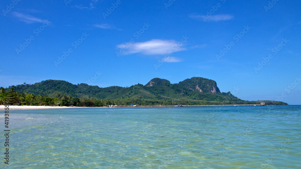 Fototapeta premium View at Koh Mook and the main pier from Sivalai Beach (Trang, Thailand)