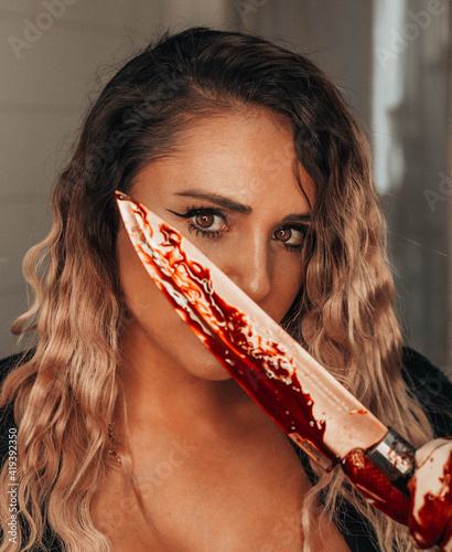 Chica sexy con cuchillo disfrazada para halloween photo