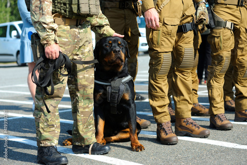 Foto Soldiers of KORD (police special forces), and police dog rottweiler standing in