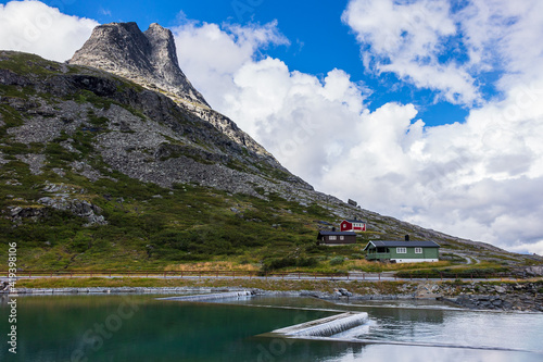 Gewässer und Berggipfel am Trollstigen in Norwegen