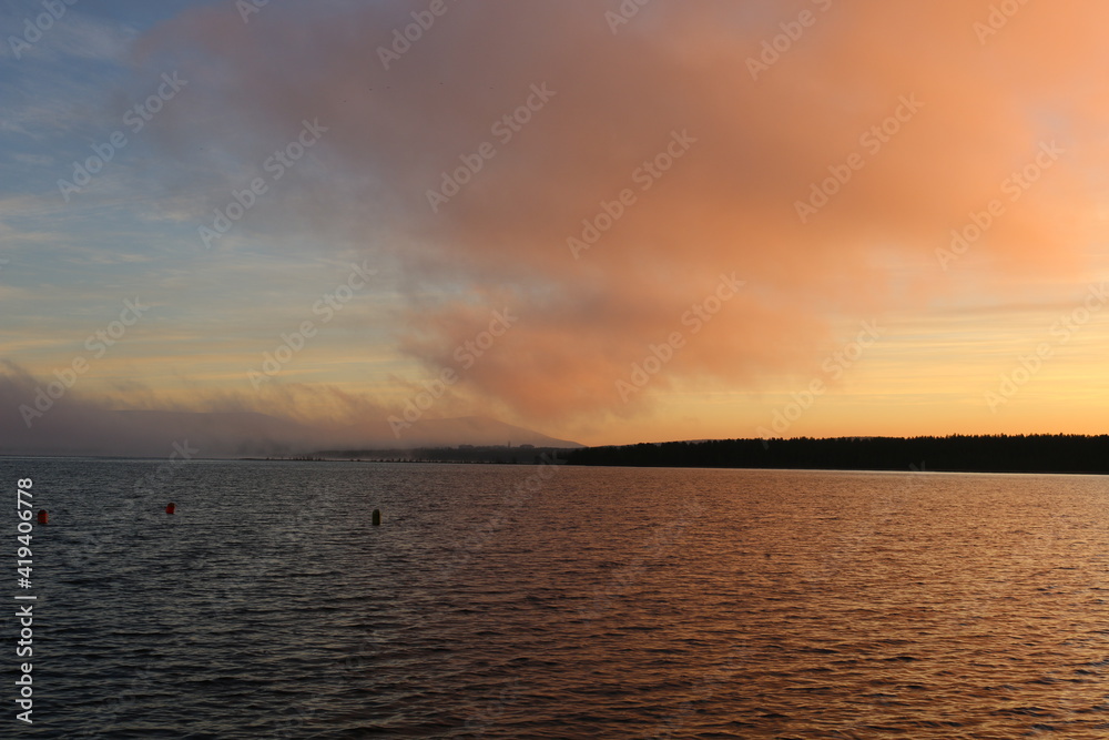 Naklejka premium sunset over the lake