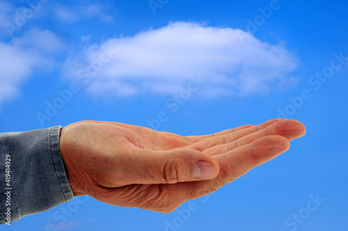 Symbole de légèreté avec un nuage au-dessus d'une main © Richard Villalon