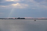 Boote im Sonnenuntergang vor der Insel Wilhelmstein im Steinhuder Meer