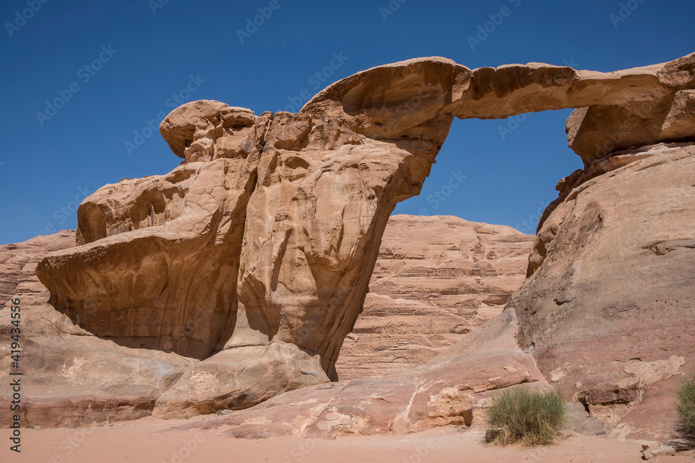 Paisaje con arco de formación rocosa en el desierto de Wadi Rum de Jordania