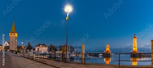 Hafeneinfahrt von Lindau Bodensee bei Nacht