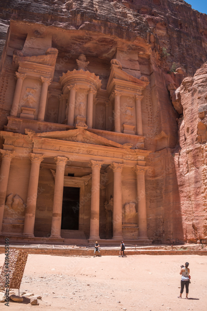 Fototapeta premium Vista del Tesoro un destacado edificio de la antigua ciudad de Petra en Jordania