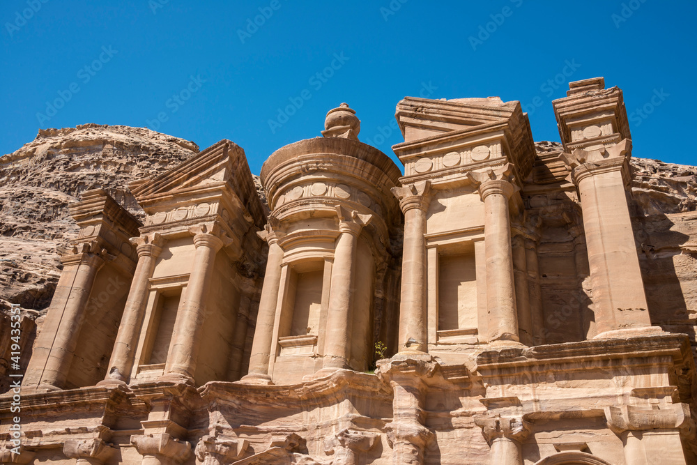 Detalle del Monasterio un edifico de la ciudad de piedra de Petra en Jordania