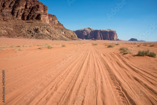 Paisaje y pistas de arena en el desierto de Wadi Rum de Jordania